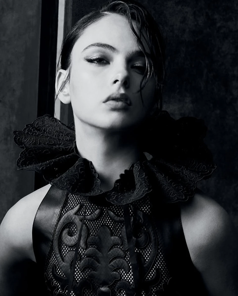 Дева Кассель з голими плечима ефектно попозувала для глянцю