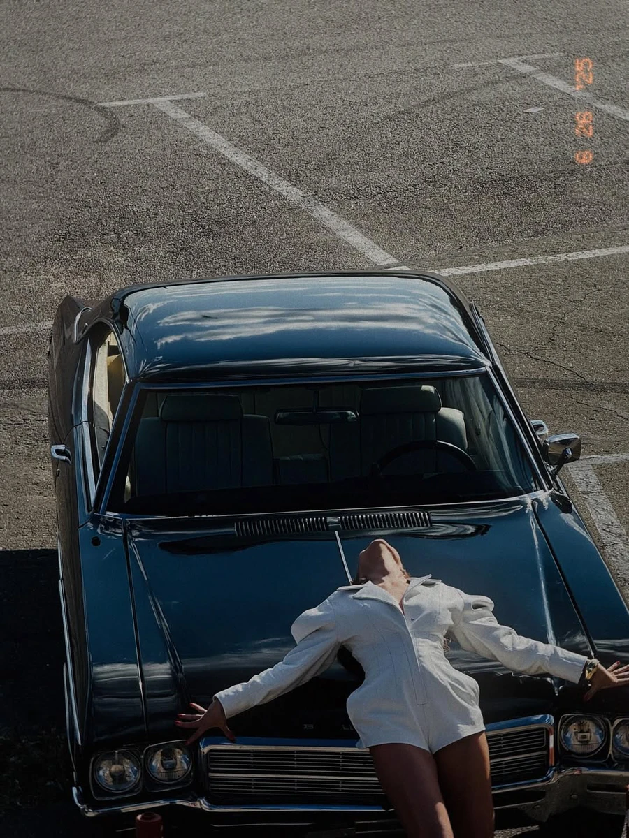 Катерина Усик на тлі авто