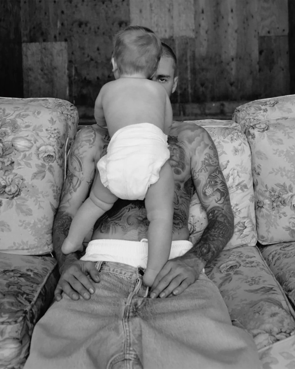 Джастін Бібер показався на дивані з 11-місячним сином на руках