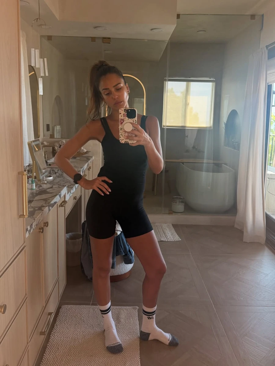 Джессіка Альба у шортиках і майці посвітила струнким тілом