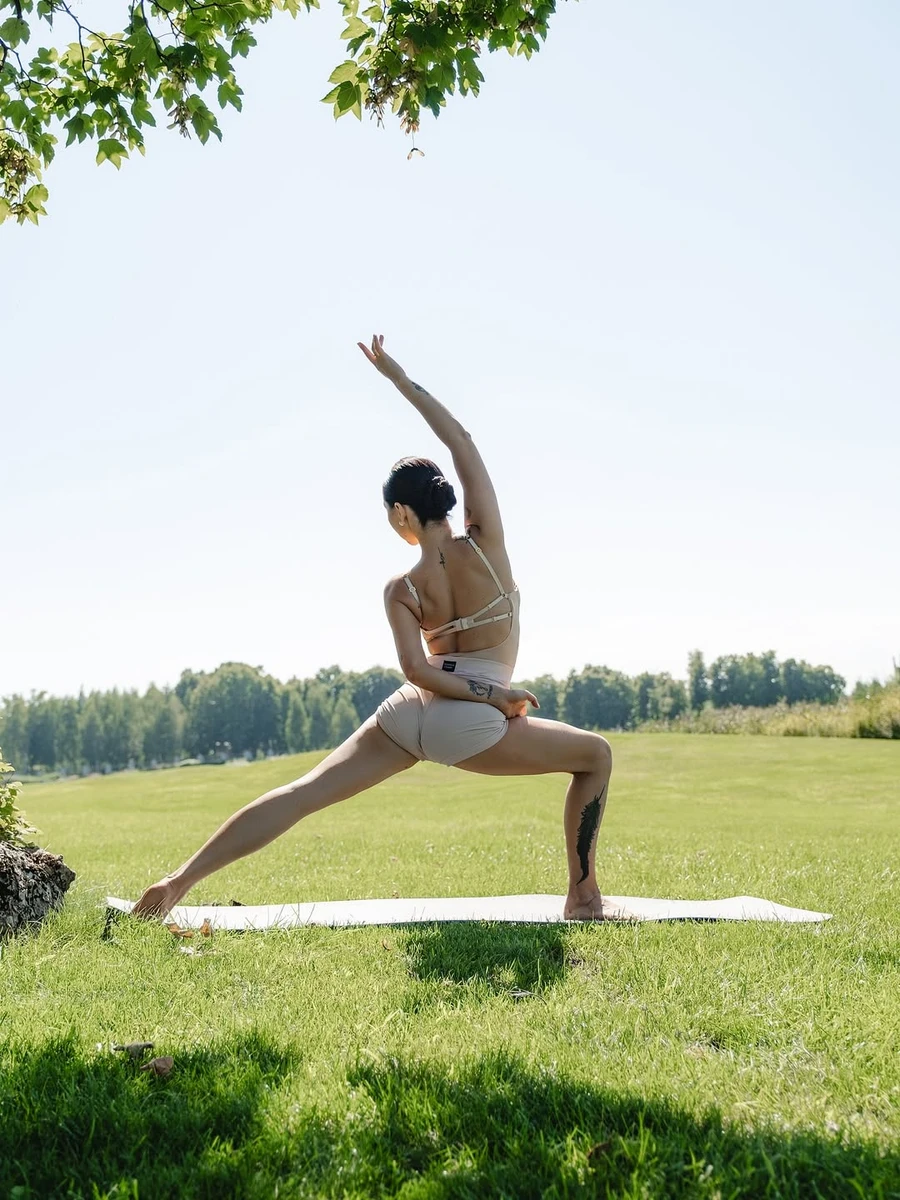 Наталія Татарінцева у шортах позаймалася йогою на траві