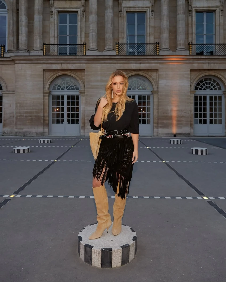 Образ із спідницею з бахромою і замшевими чоботами