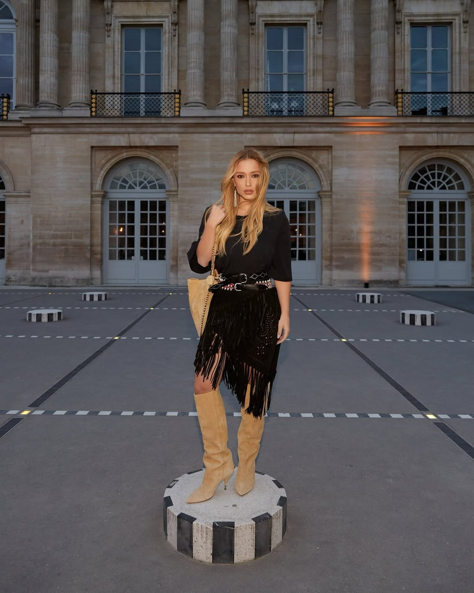 Образ із спідницею з бахромою і замшевими чоботами