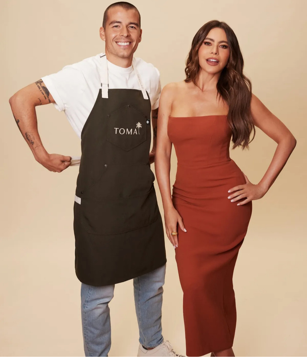 Софія Вергара в обтислій сукні попозувала з 33-річним сином для журналу