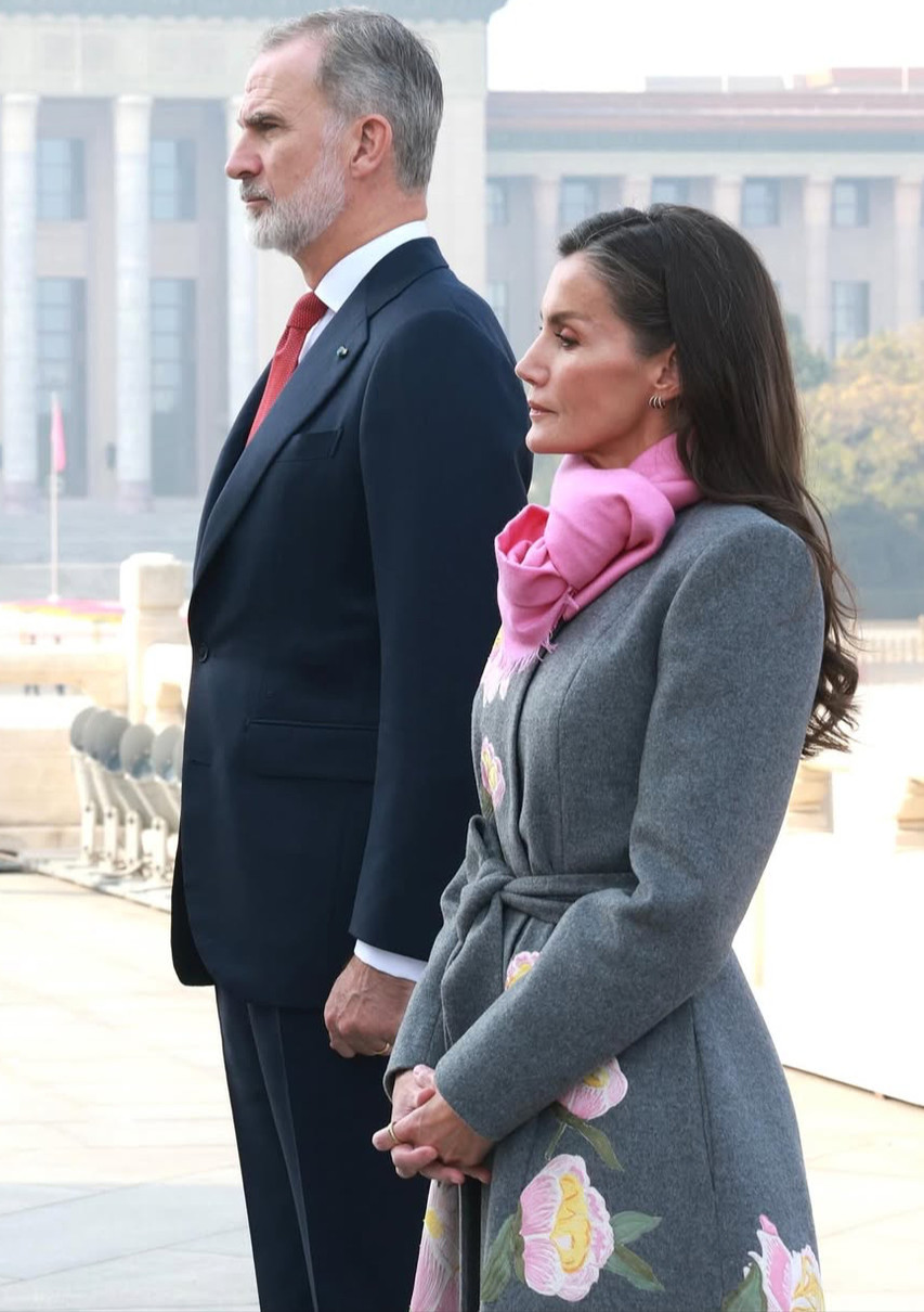 Королева Летісія поруч з чоловіком показала квіткове пальто під час візиту до Китаю