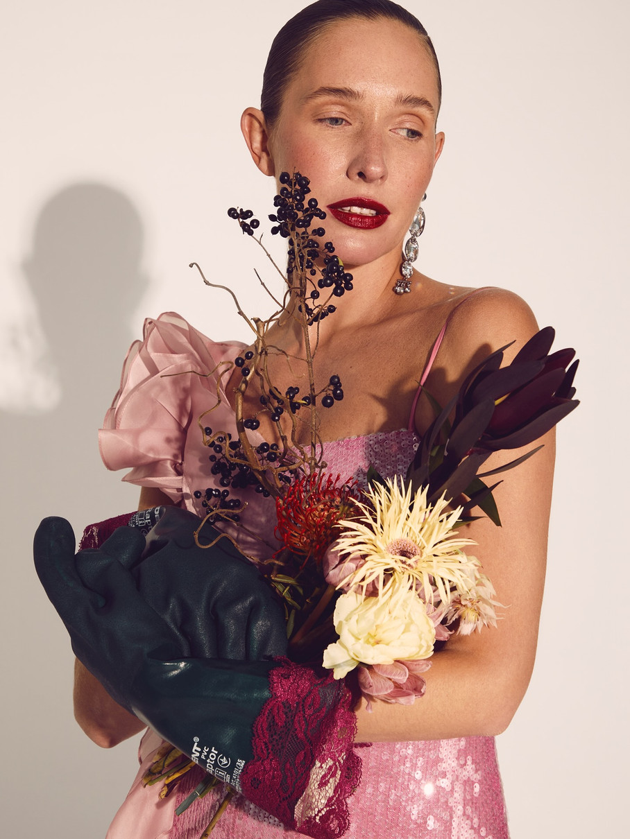 Катя Осадча на фото з сухоцвітами