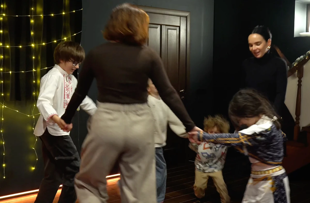 Інна Мірошниченко з дітьми та Олею Цибульською потанцювали на записі колядки