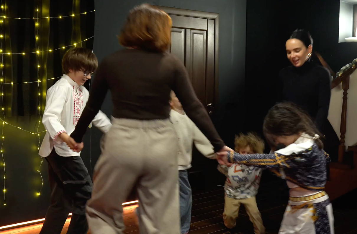 Інна Мірошниченко з дітьми та Олею Цибульською потанцювали на записі колядки