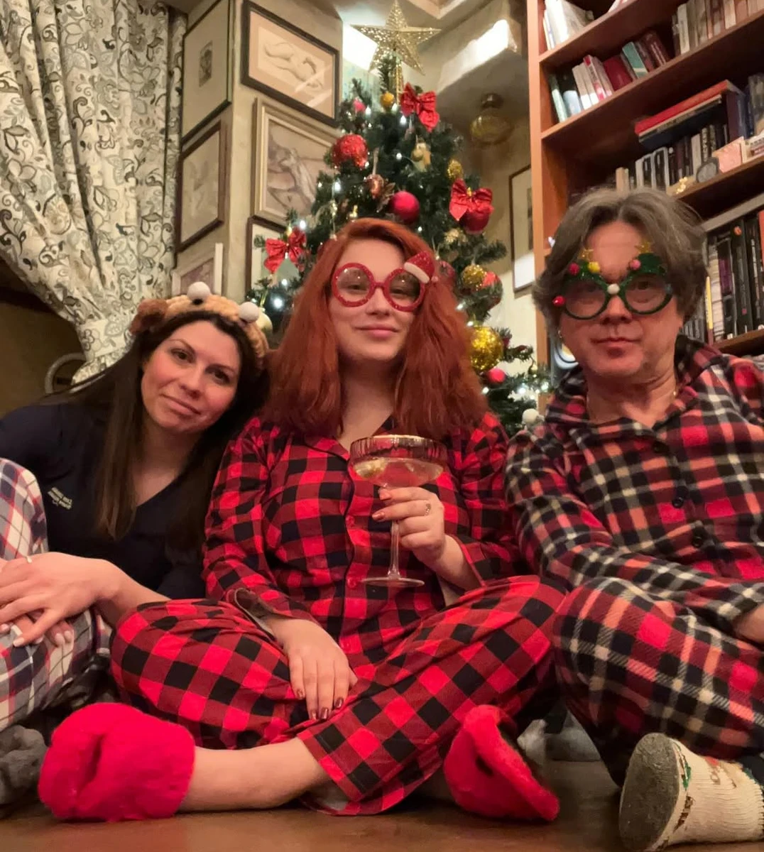 Остап Ступка з коханою в піжамах та окулярах попозував біля ялинки