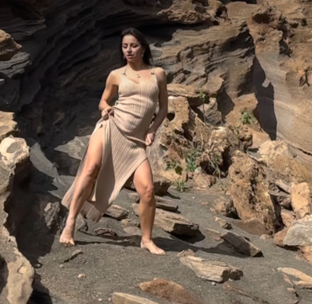 Ілона Гвоздьова посвітила тілом під час танцю серед скель