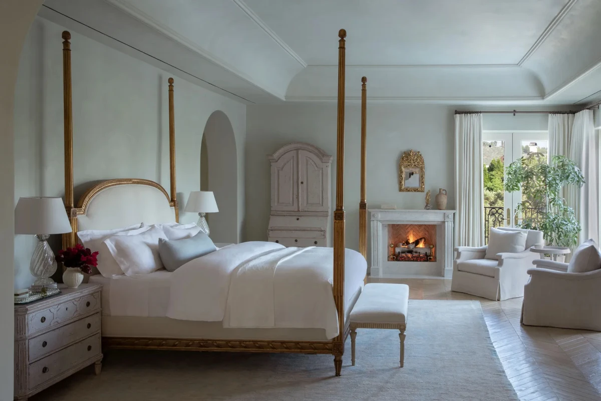 У спальні є також ще один камін