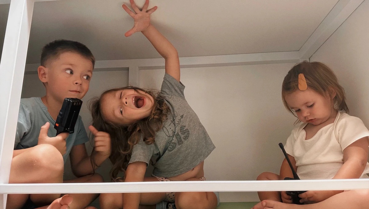 Тарабарова з чоловіком виховують трьох дітей: сина майже 6-річного Івана та доньку 3-річну 1-річну Марію (на фото посередині) і молодшу Поліну