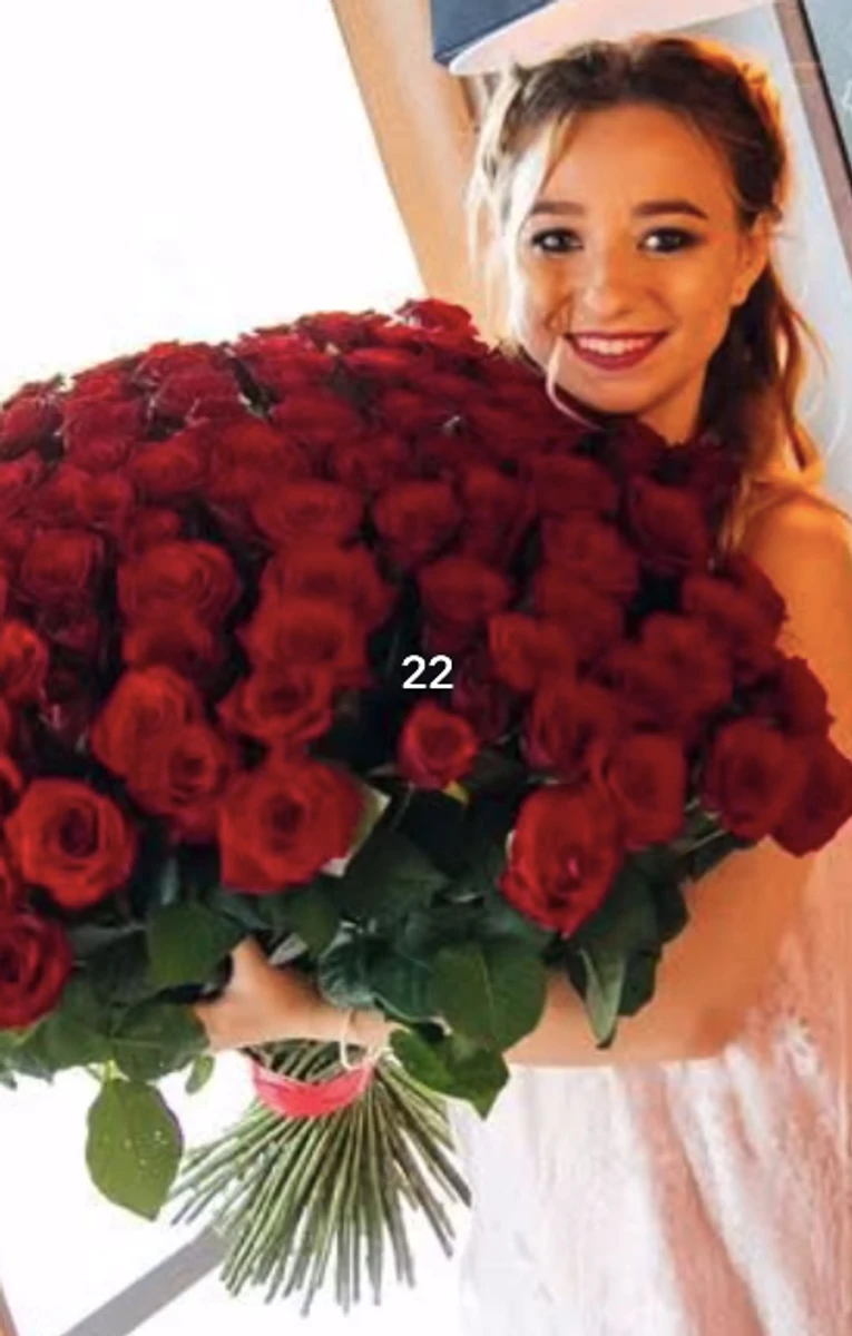 Дружина Віктора Павліка показала себе з великим букетом