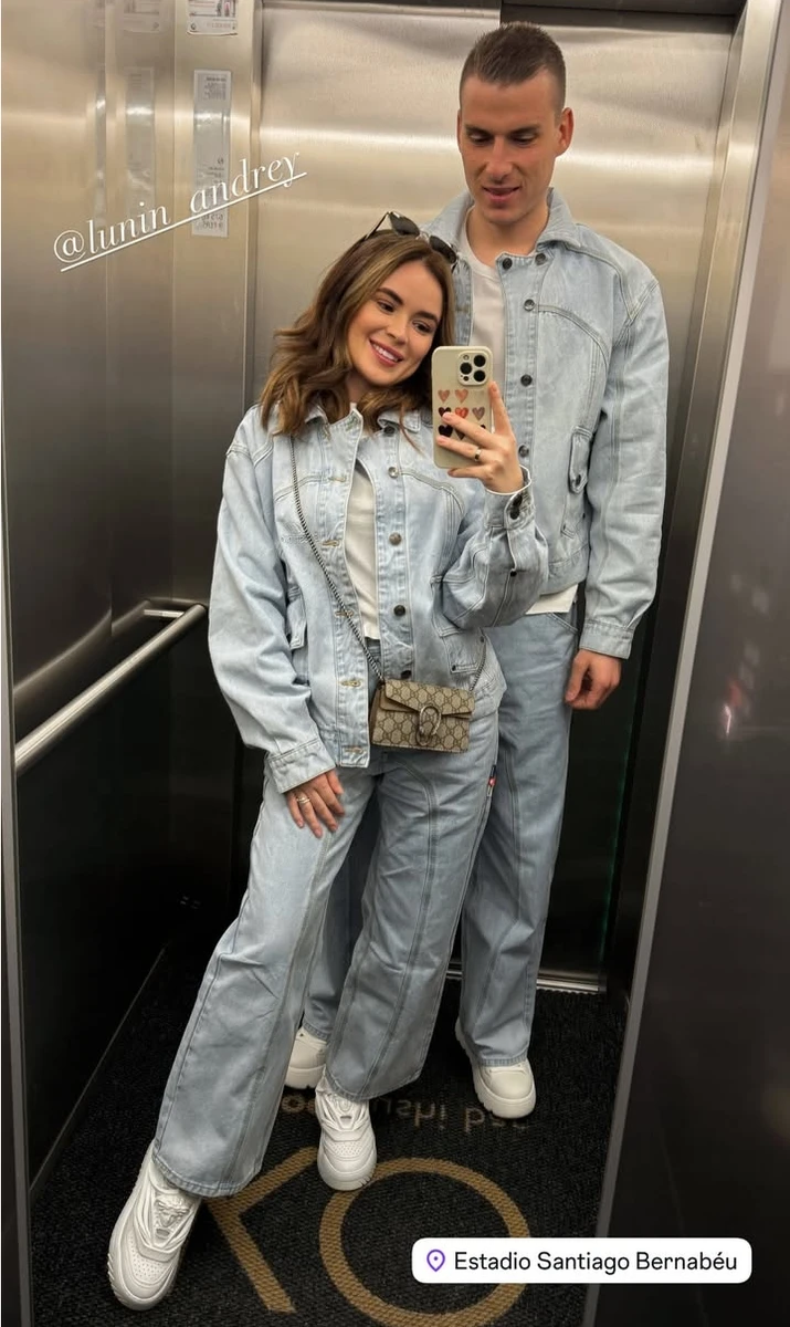 Футболіст Лунін з коханою у стильних луках знявся в ліфті