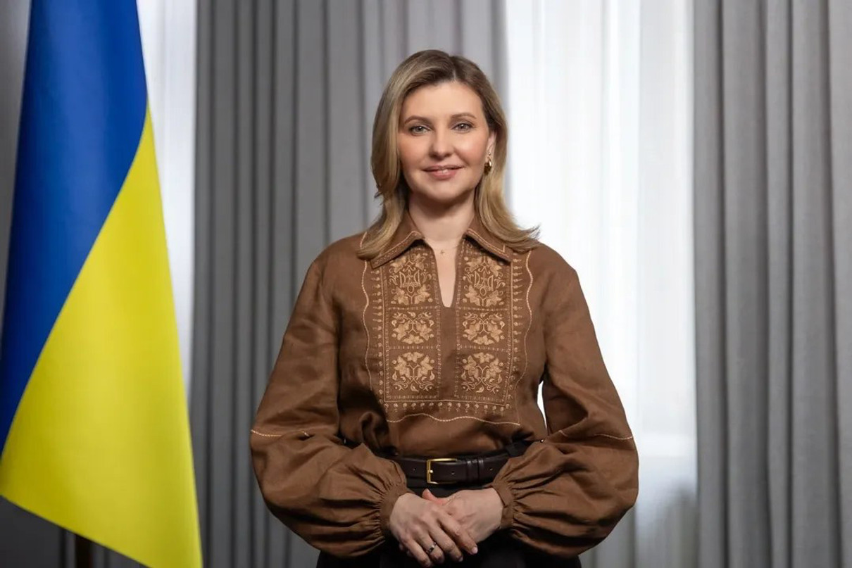 Зеленська у сорочці відтінку вохри