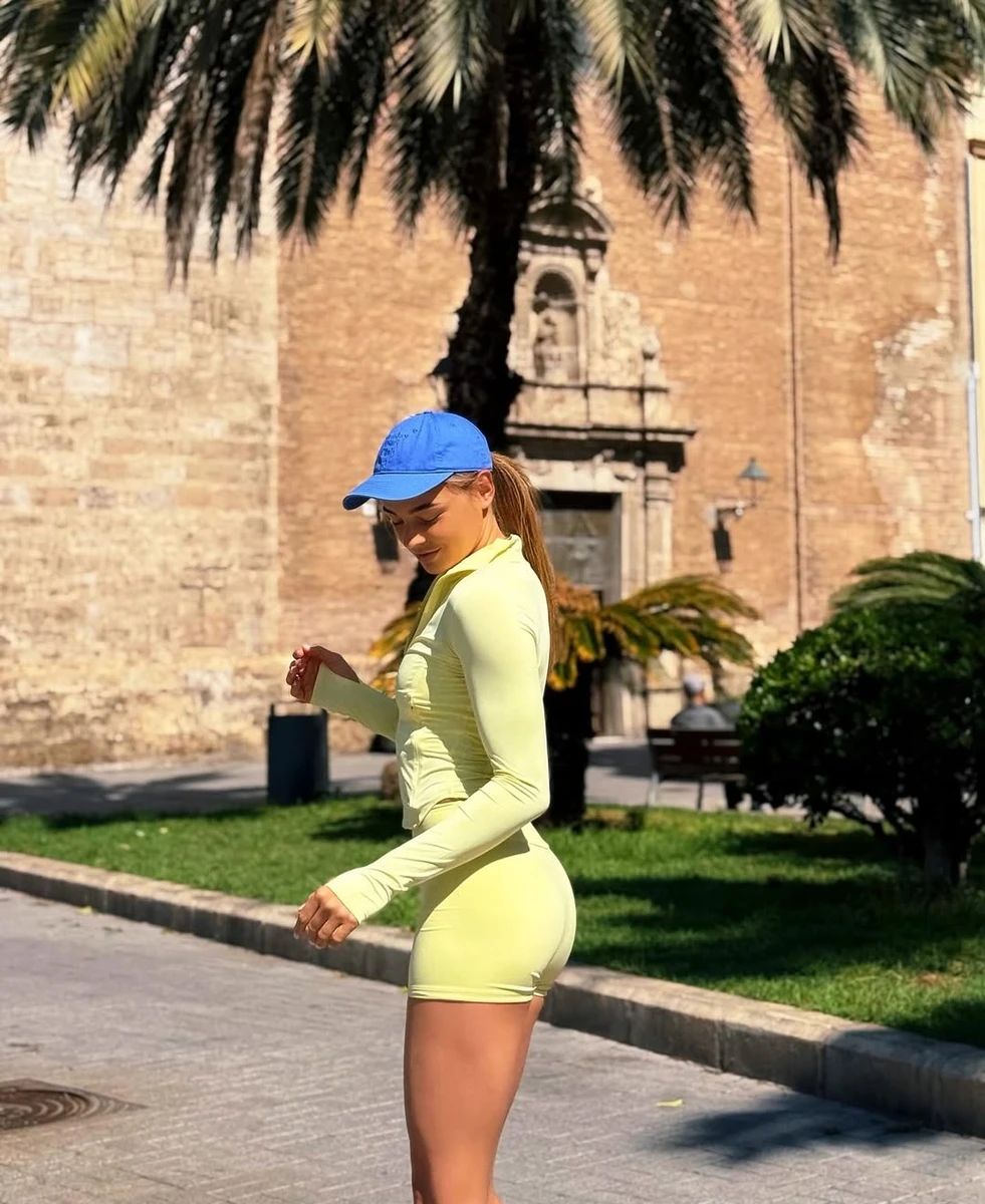 Дар'я Білодід наробила фото у спортивному костюмі