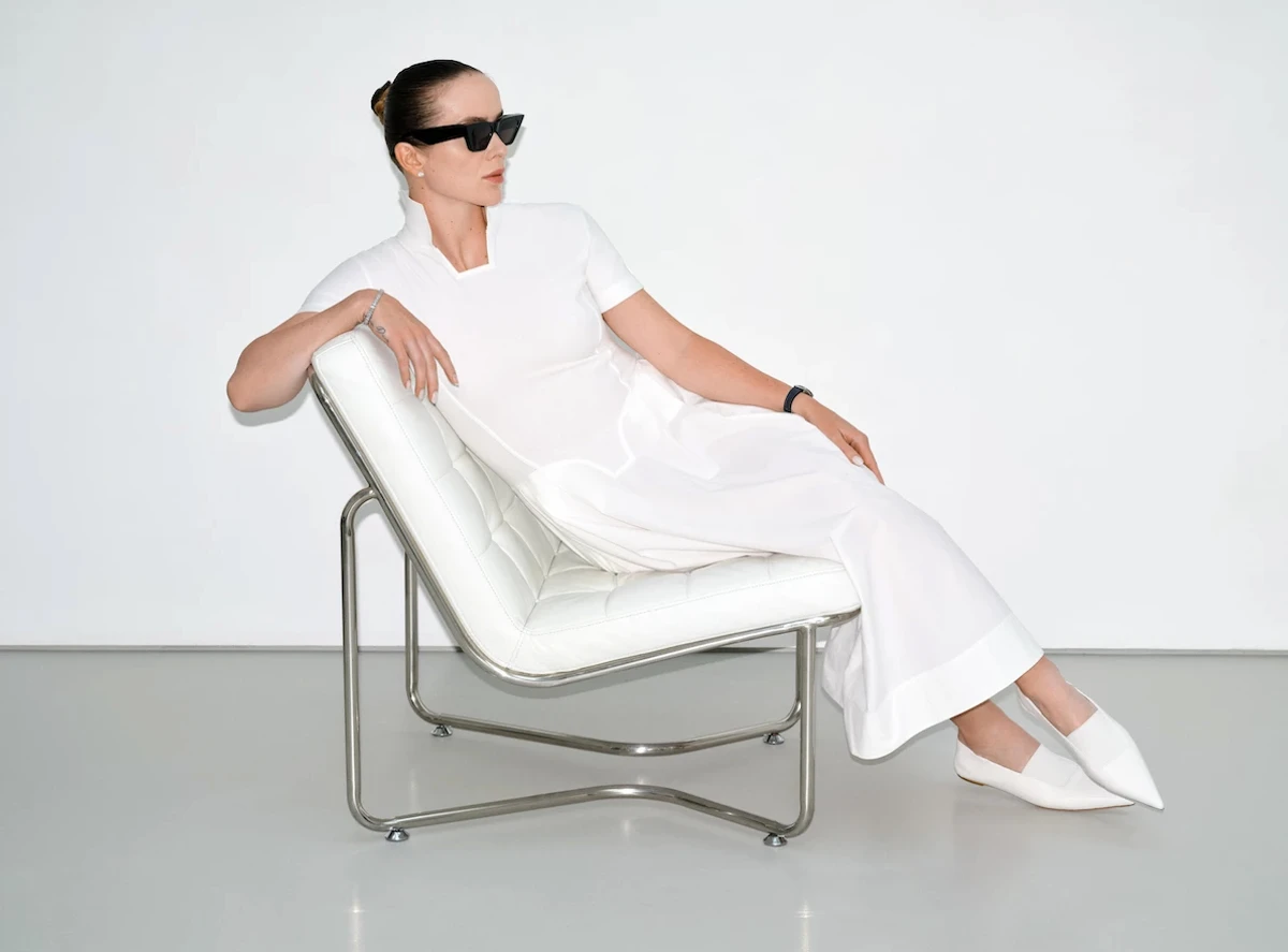 Еліна Світоліна у білій сукні розкинулася на кріслі для реклами