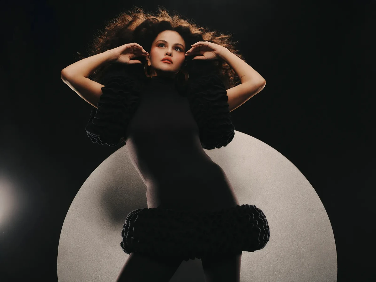 Селена Гомес посвітила талією в обтислій сукні для фото в глянці