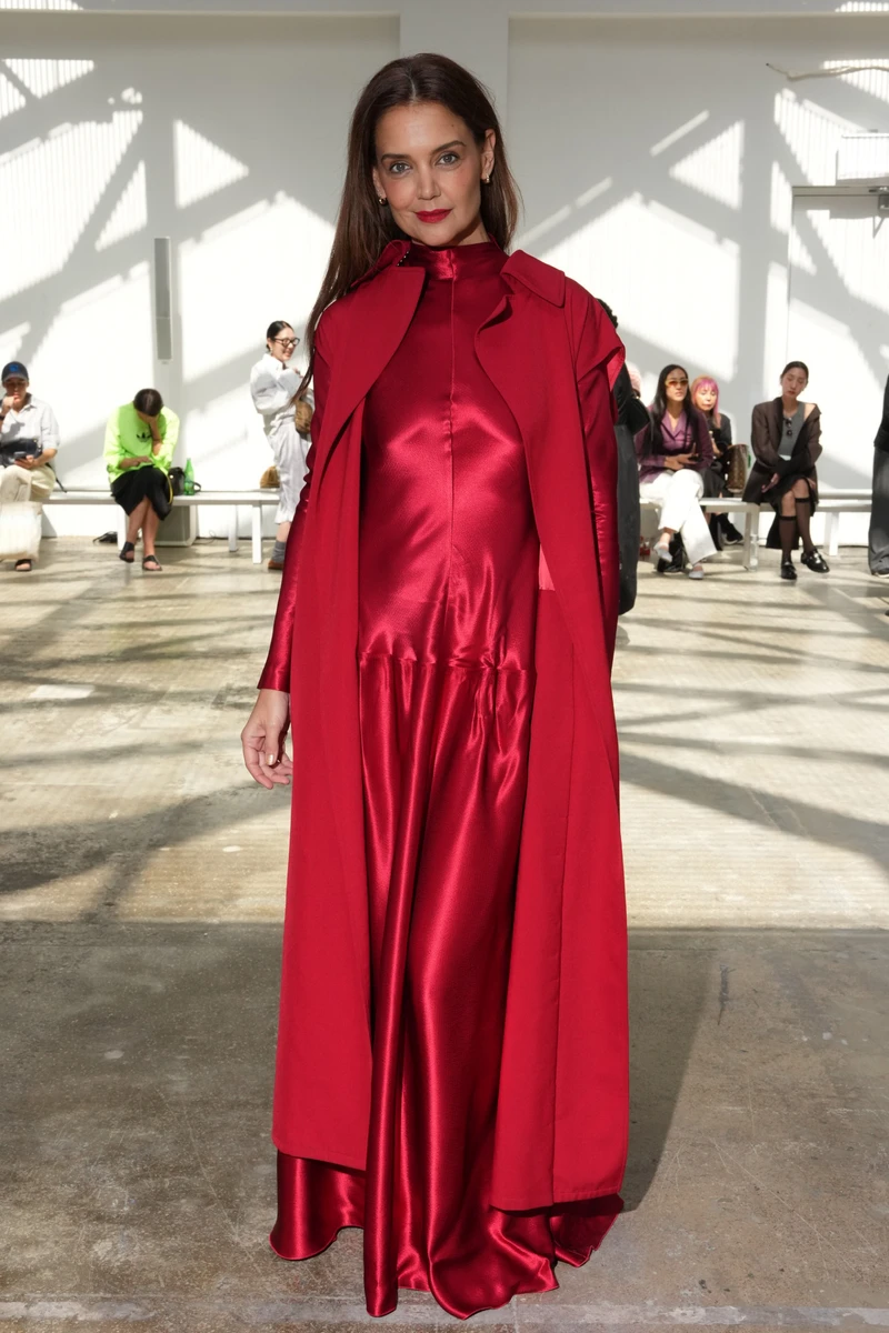 Кеті Хомлс попозувала на Тижні моди