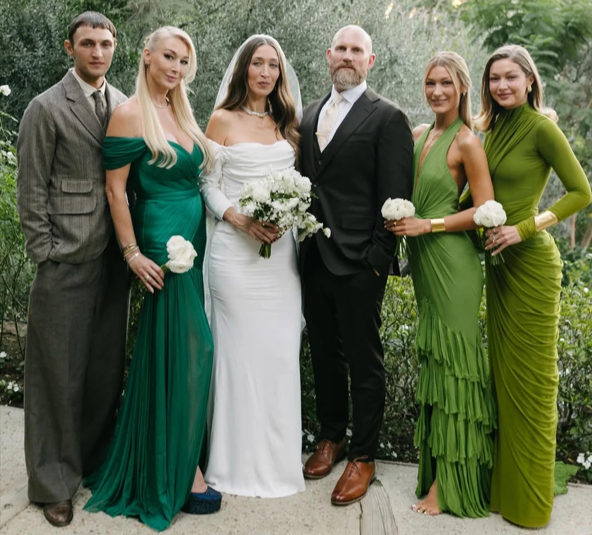 Джіджі та Белла Хадід в обтислих сукнях попозували з сестрою на її весіллі