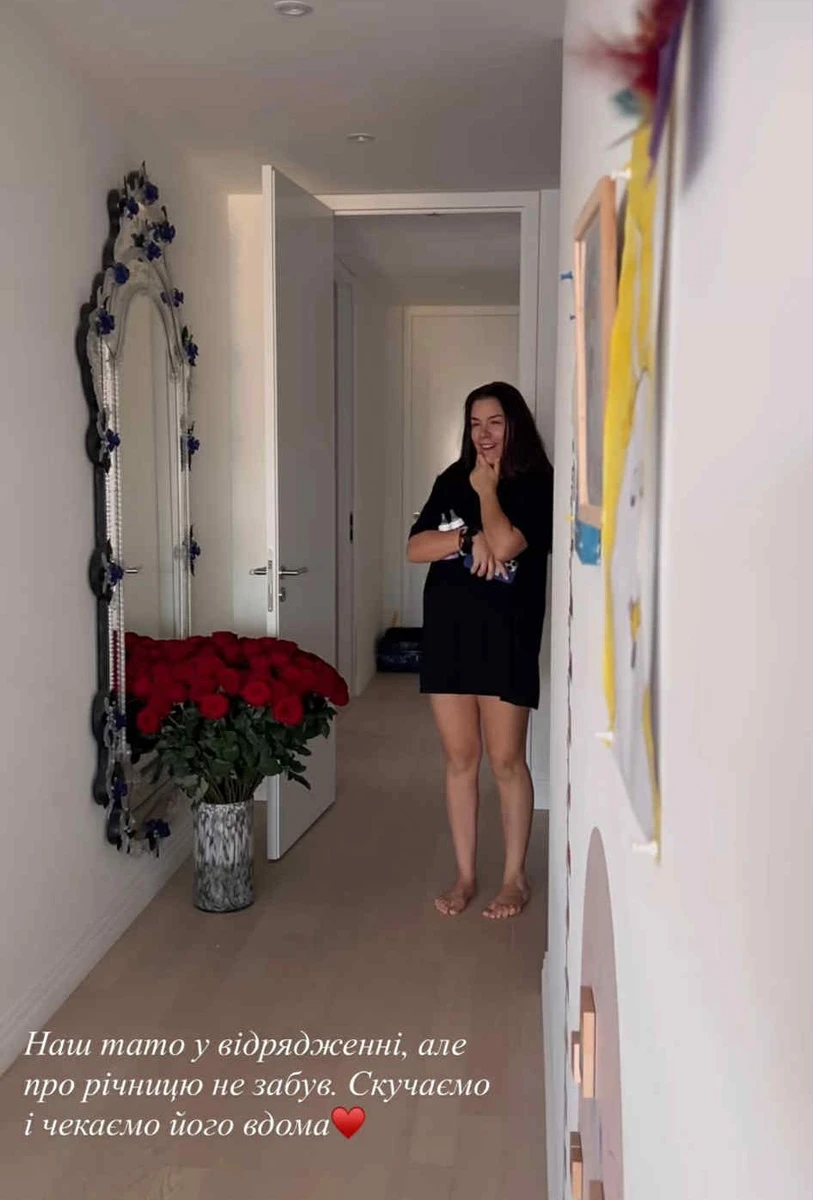 Іванна, схоже, теж не очікувала побачити зранку стільки квітів і кульок 