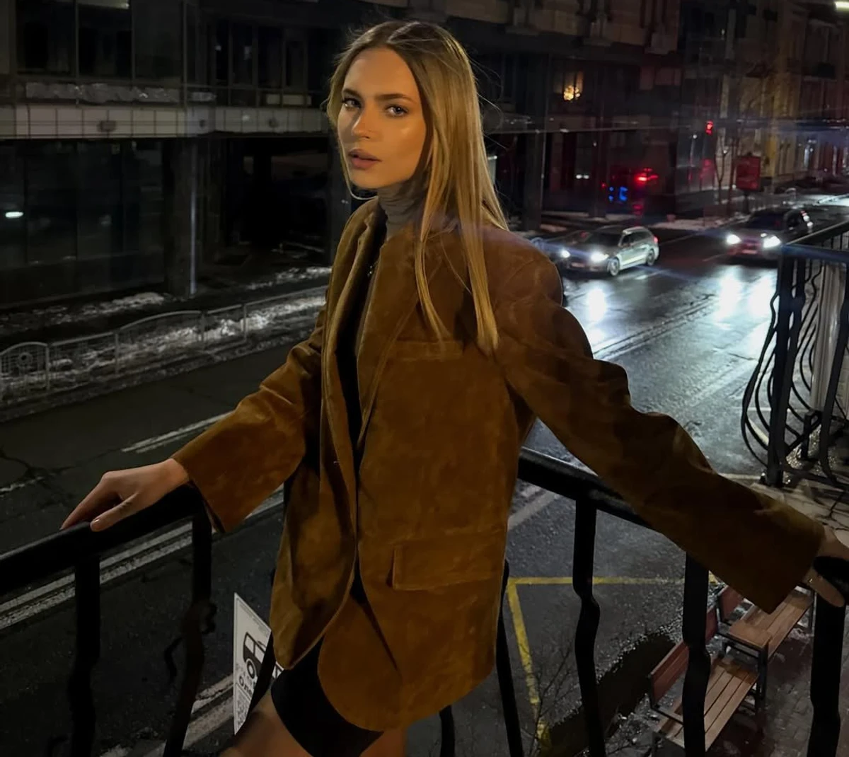 Донька Кравець у жакеті наробила стильних фото на балконі