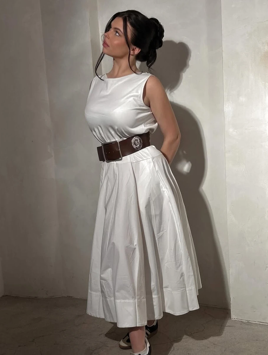 Дочка Фреймут у білій сукні попозувала для стильного фото