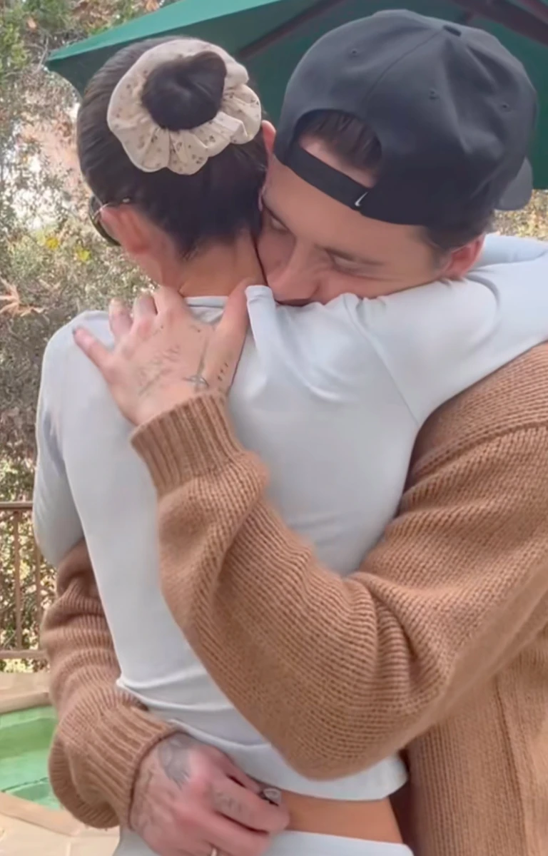 Бруклін Бекхем пообіймав дружину на милому відео