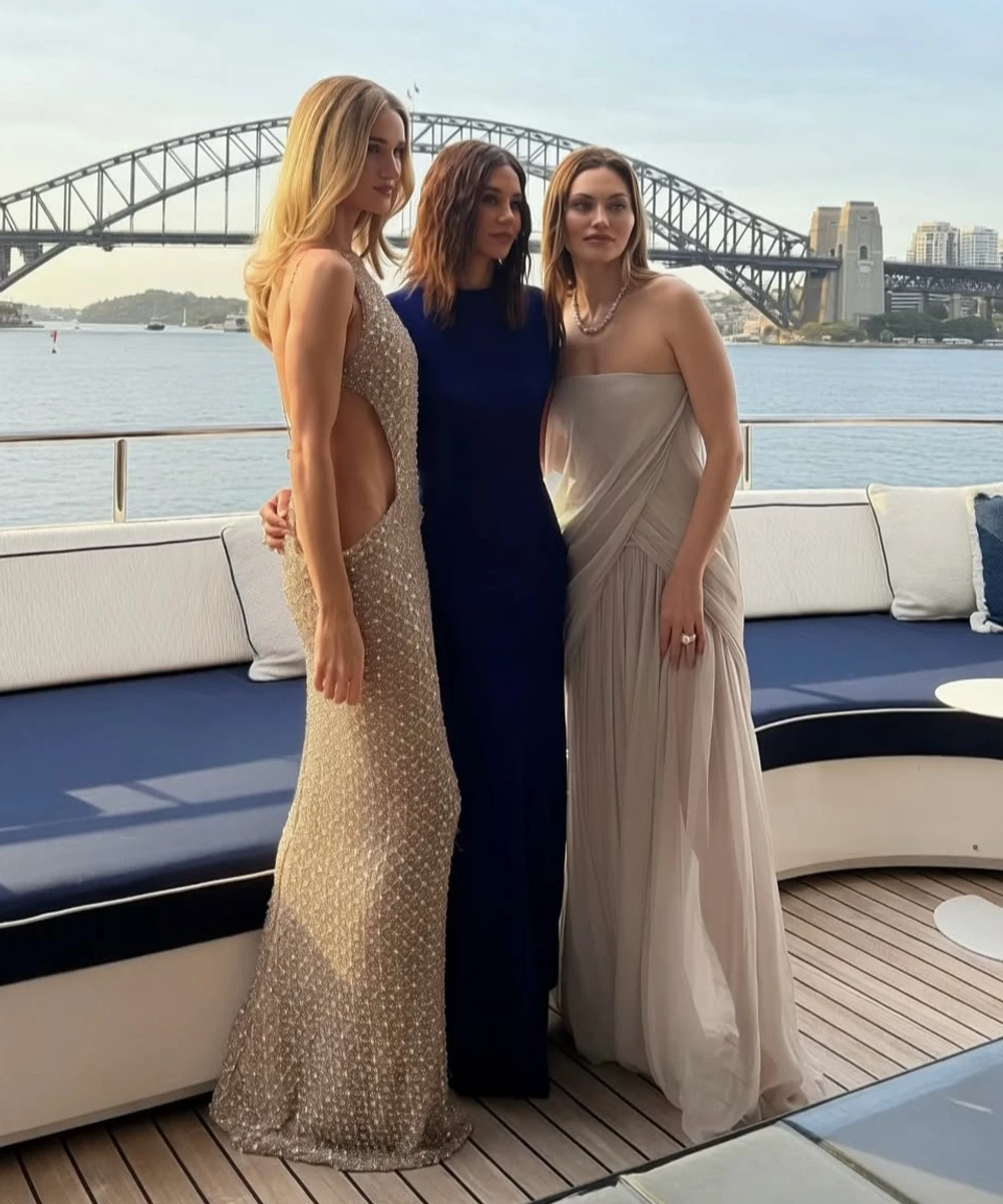 Наречена Джейсона Стейтема посвітила фігурою у сексі сукні на яхті