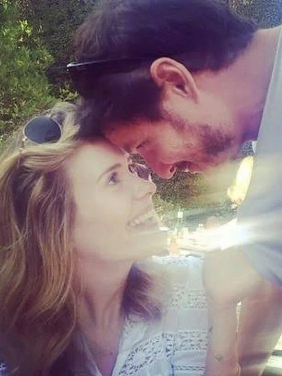 Педро Паскаль і Сара Полсон на романтичному фото