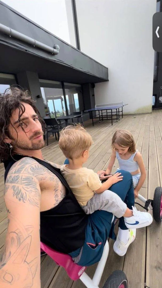 Дантес не дає сумувати дітям своєї дівчини