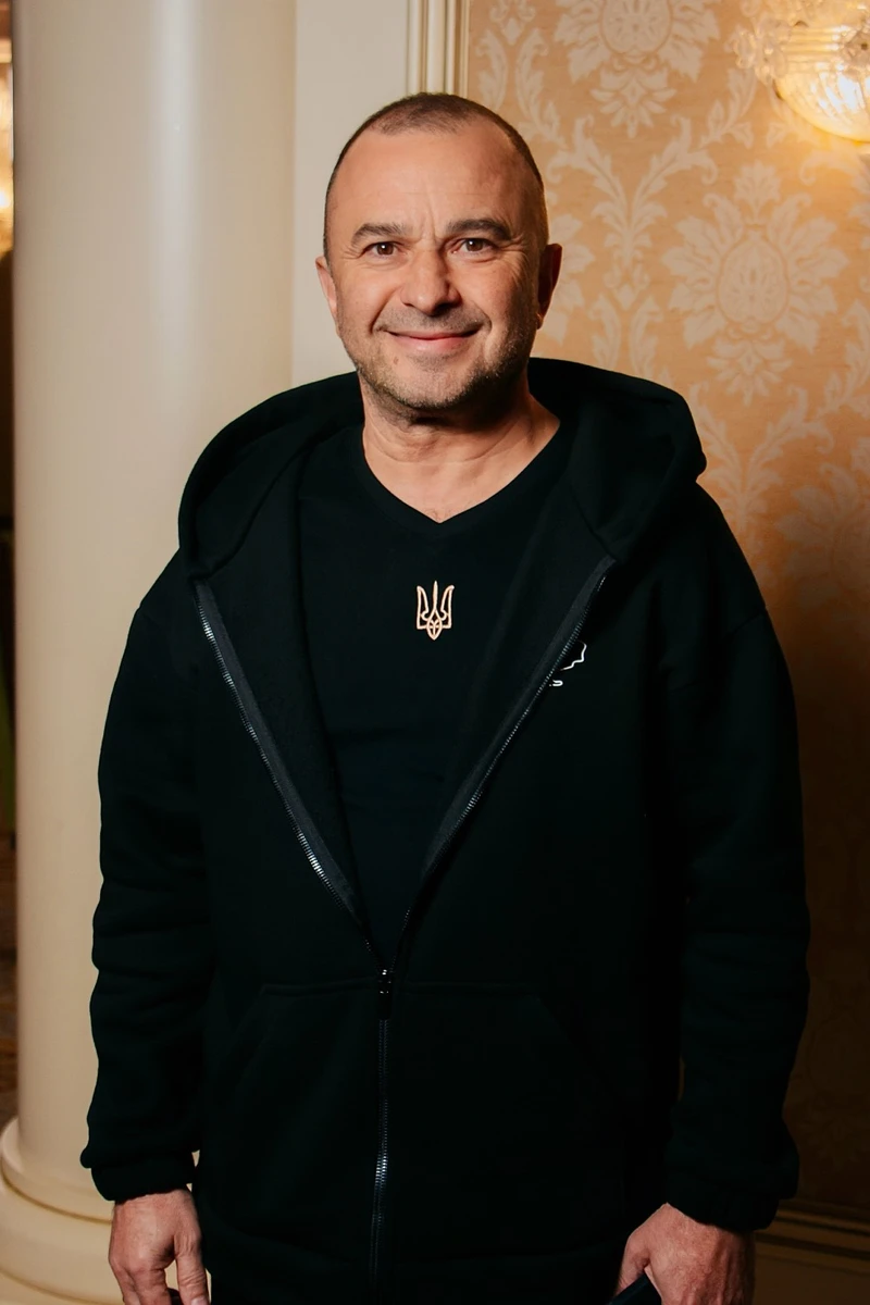 Поки Катя Репяхова з сином відпочиває в Туреччині, Павлік ходить на світські заходи без неї