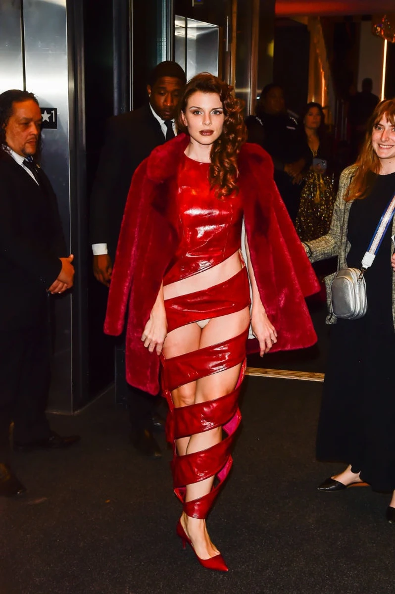 Lady in red Джулія вийшла в люди у Нью-Йорку