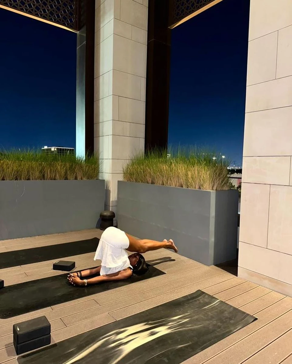 53-річна Наомі демонструє гнучкість 