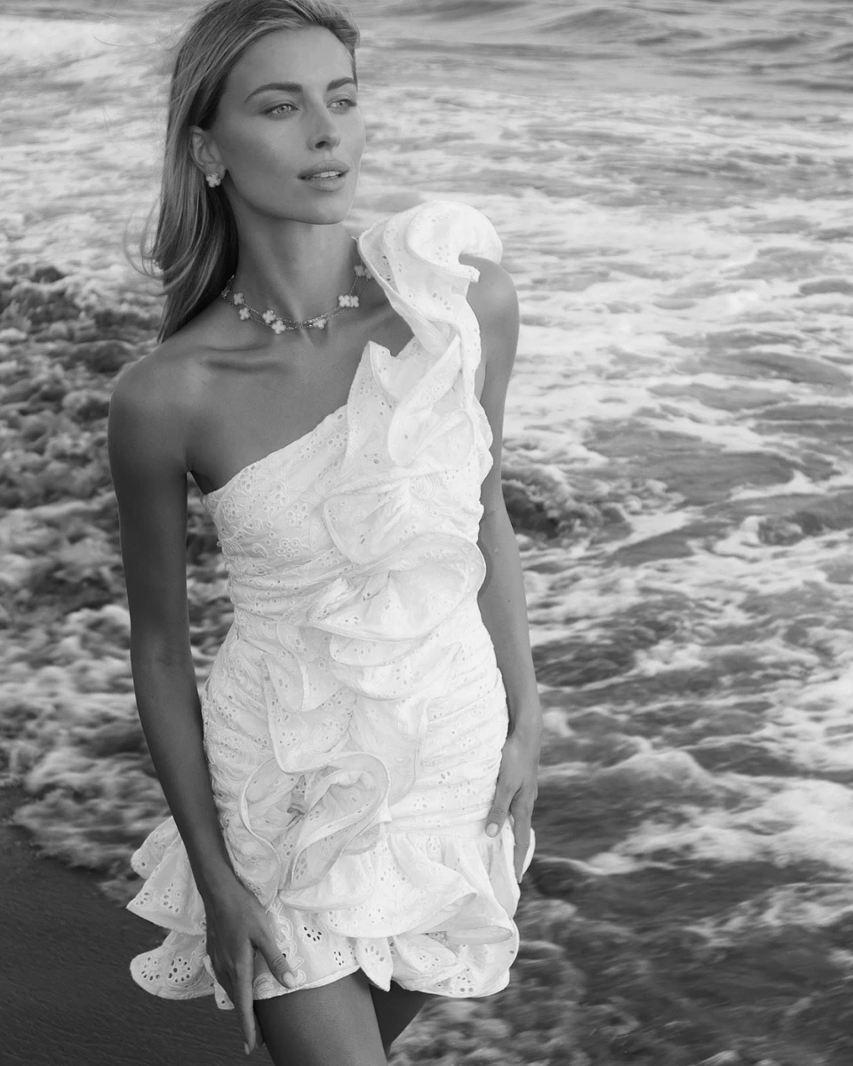 Сукня підкреслює тендітну фігуру дівчини