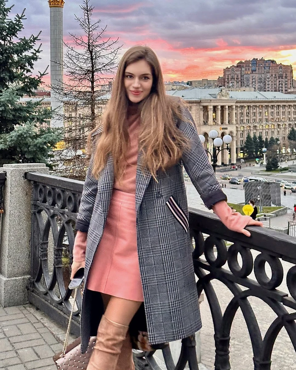 Кучеренко в стильній спідниці позувала на Майдані Незалежності