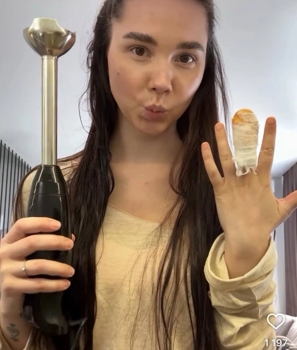 Я була необережною і неуважною до процесу в свій перший раз, тому перебиваючи броколі ручним блендером, перебила собі палець. Просто це було поганою ідеєю, намагатись перебивати сирий броколі ручним блендером! Я відчувала це, але чомусь продовжувала робити! Буду рада, якщо ви не повторите моїх помилок і у вас все вийде з першого разу, - застерегла жінка