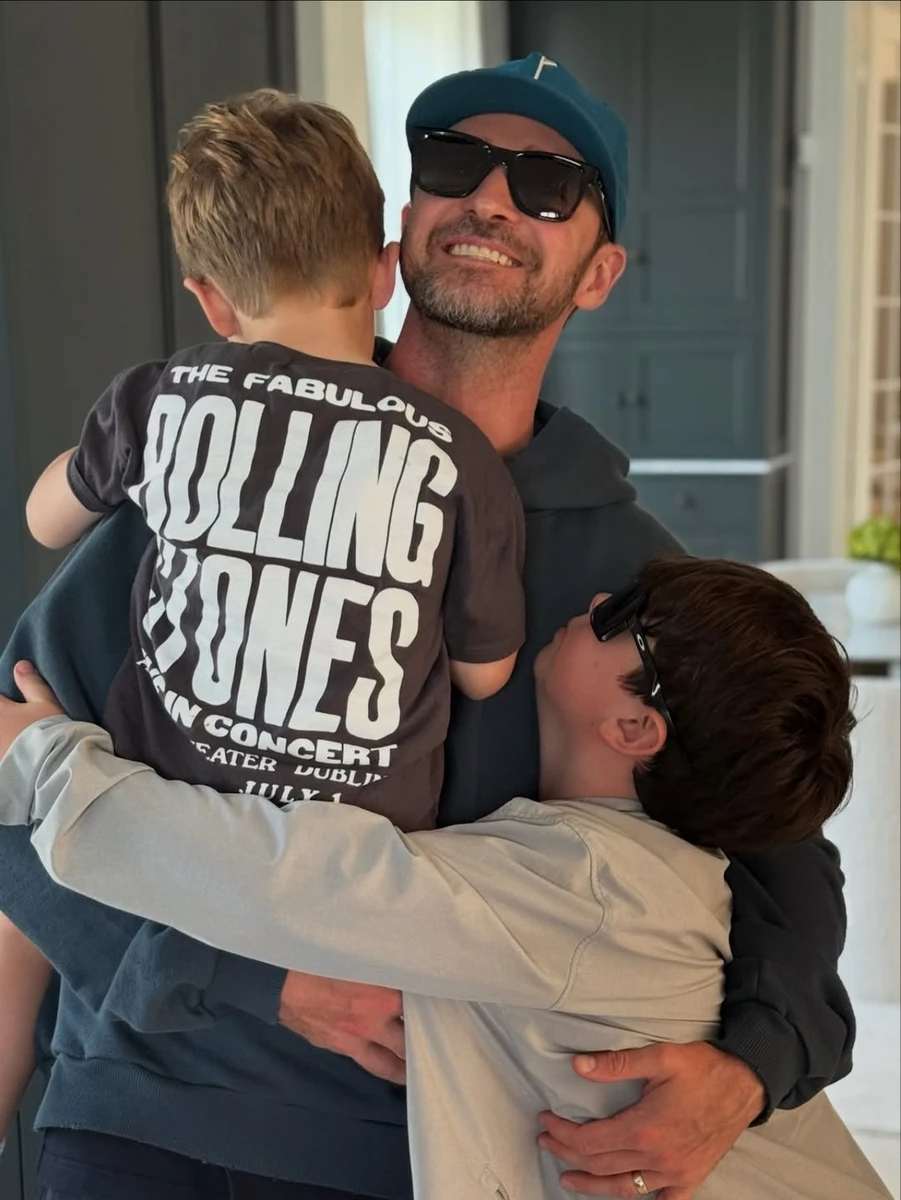 Джастін Тімберлейк порадів обіймам з синами у святковий день