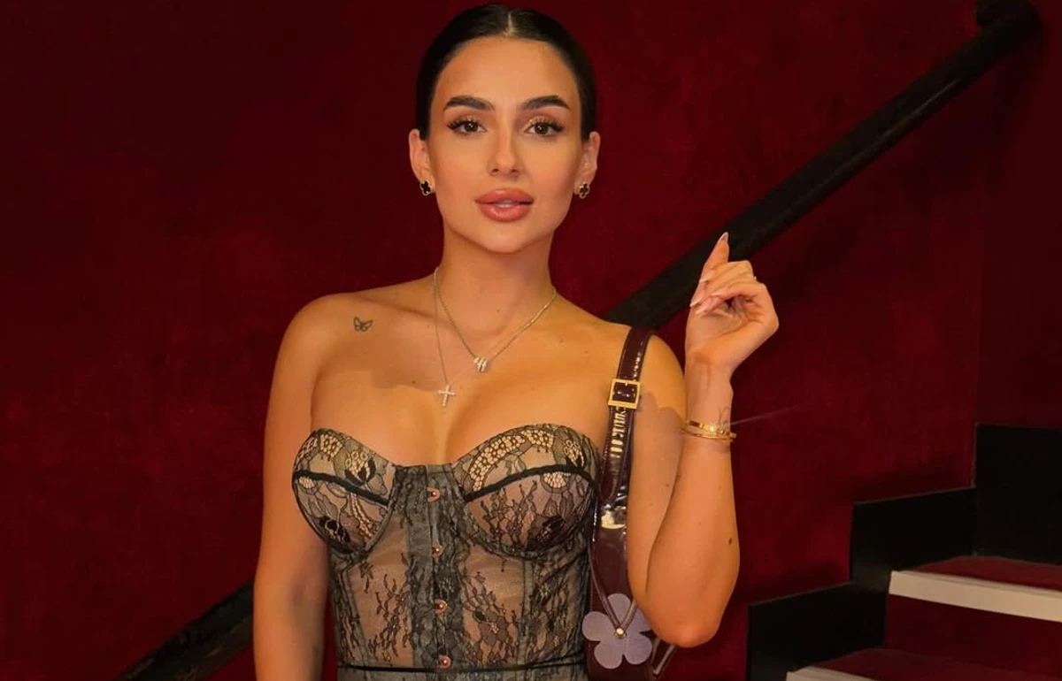 Анна Трінчер позує для фото