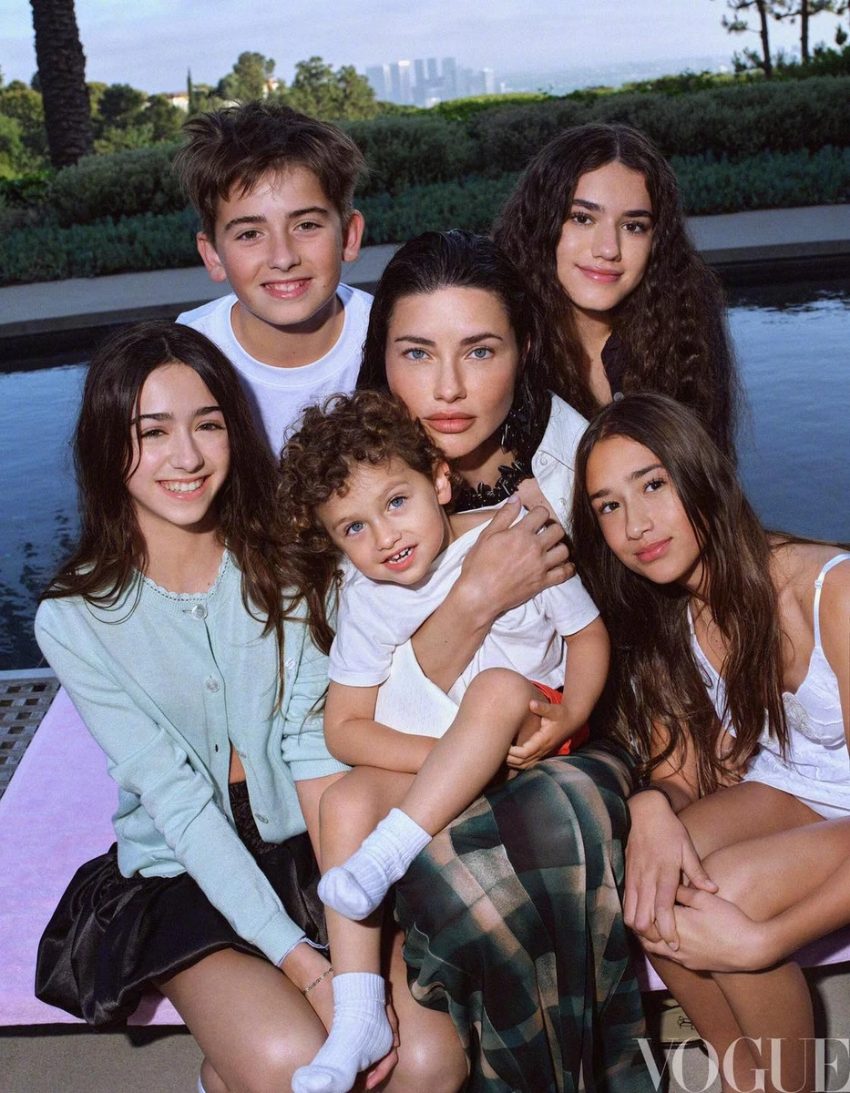 Адріана Ліма обійняла усіх своїх дітей для стильних фото