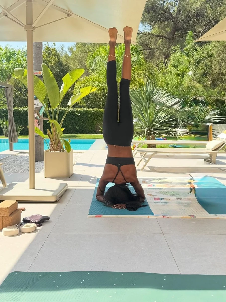 Кемпбелл у стійці на голові