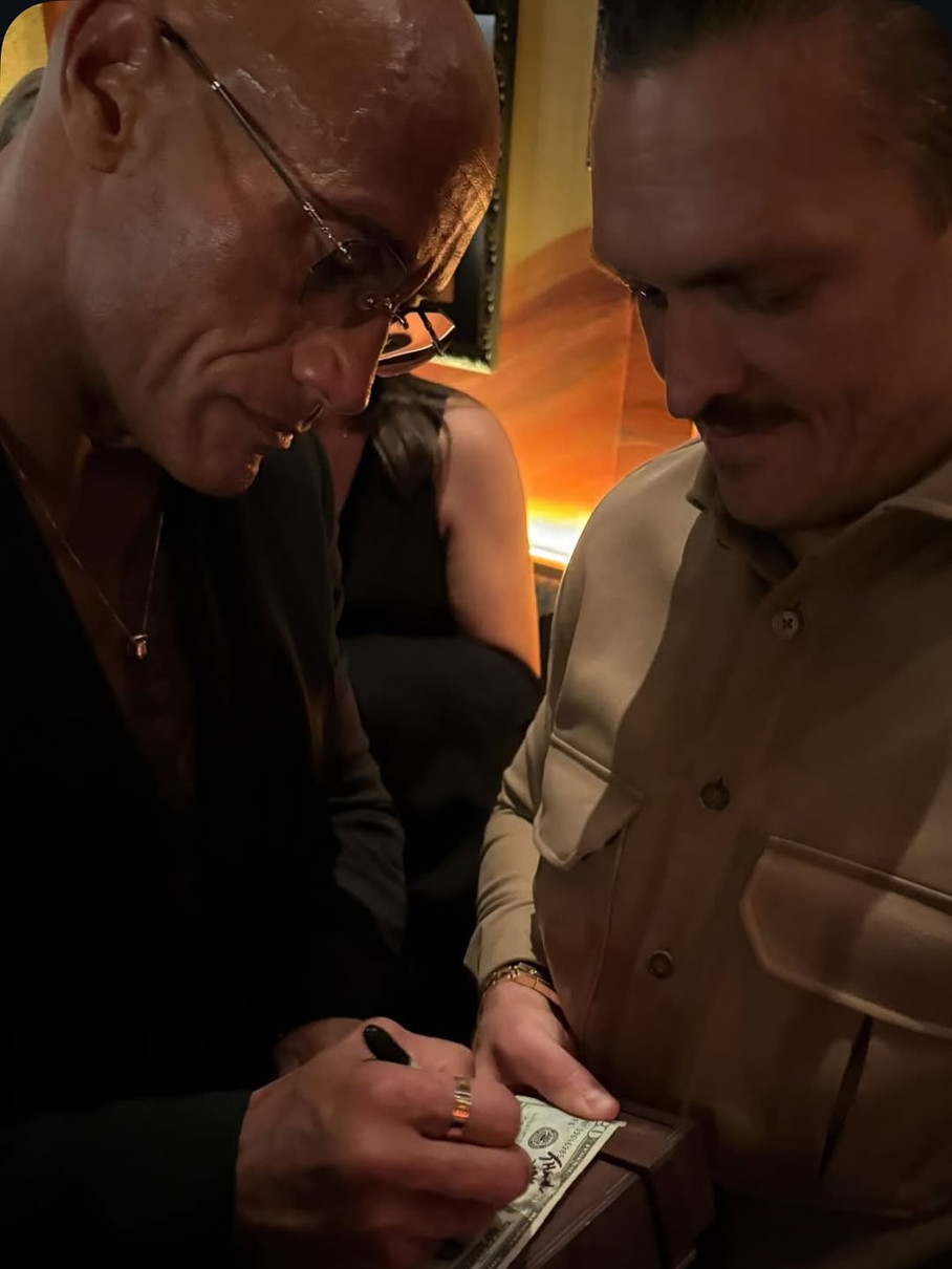 Олександр Усик і Дуейн Скеля Джонсон попозували на прем'єрі свого фільму