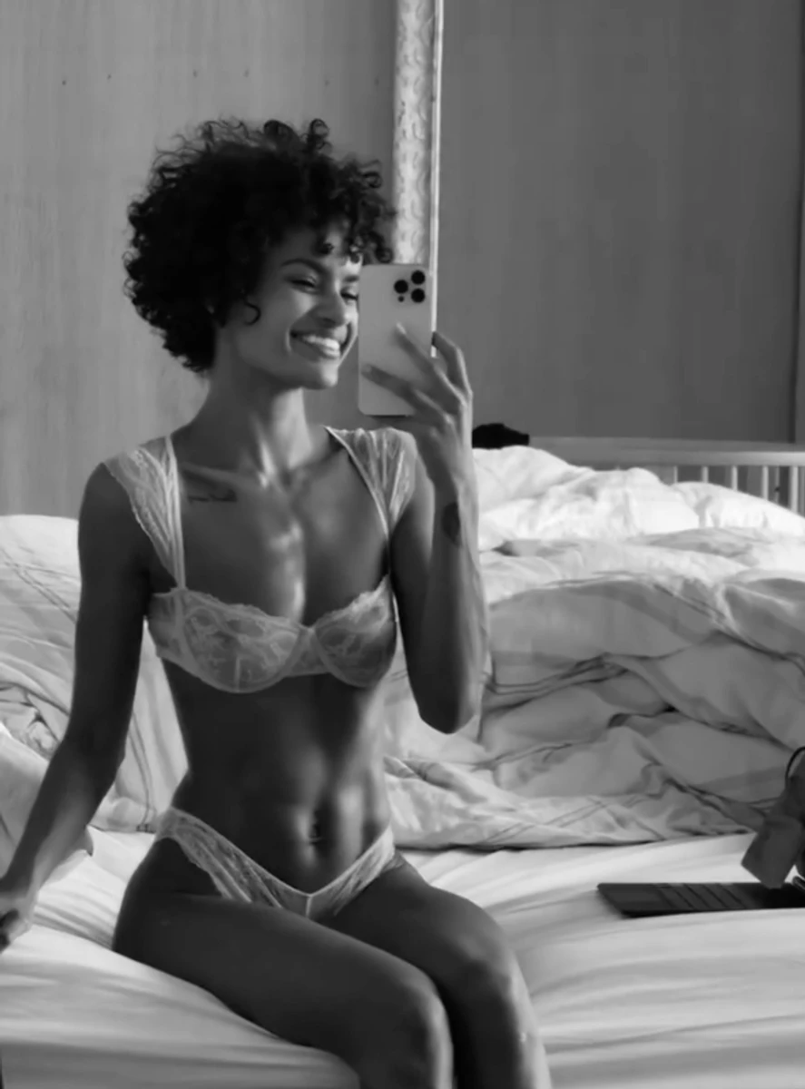 Кохана Венсана Касселя у прозорому мереживі блиснула тілом на ліжку