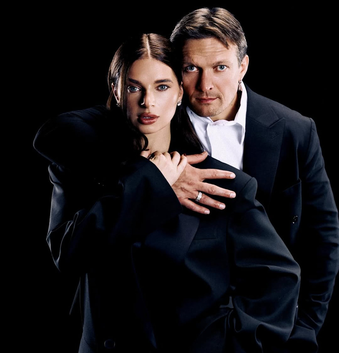 Усик заобіймав дружину для фото