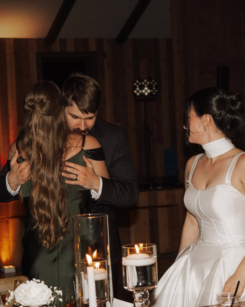 Це нареченого обіймає його сестра-близнючка Денілі 