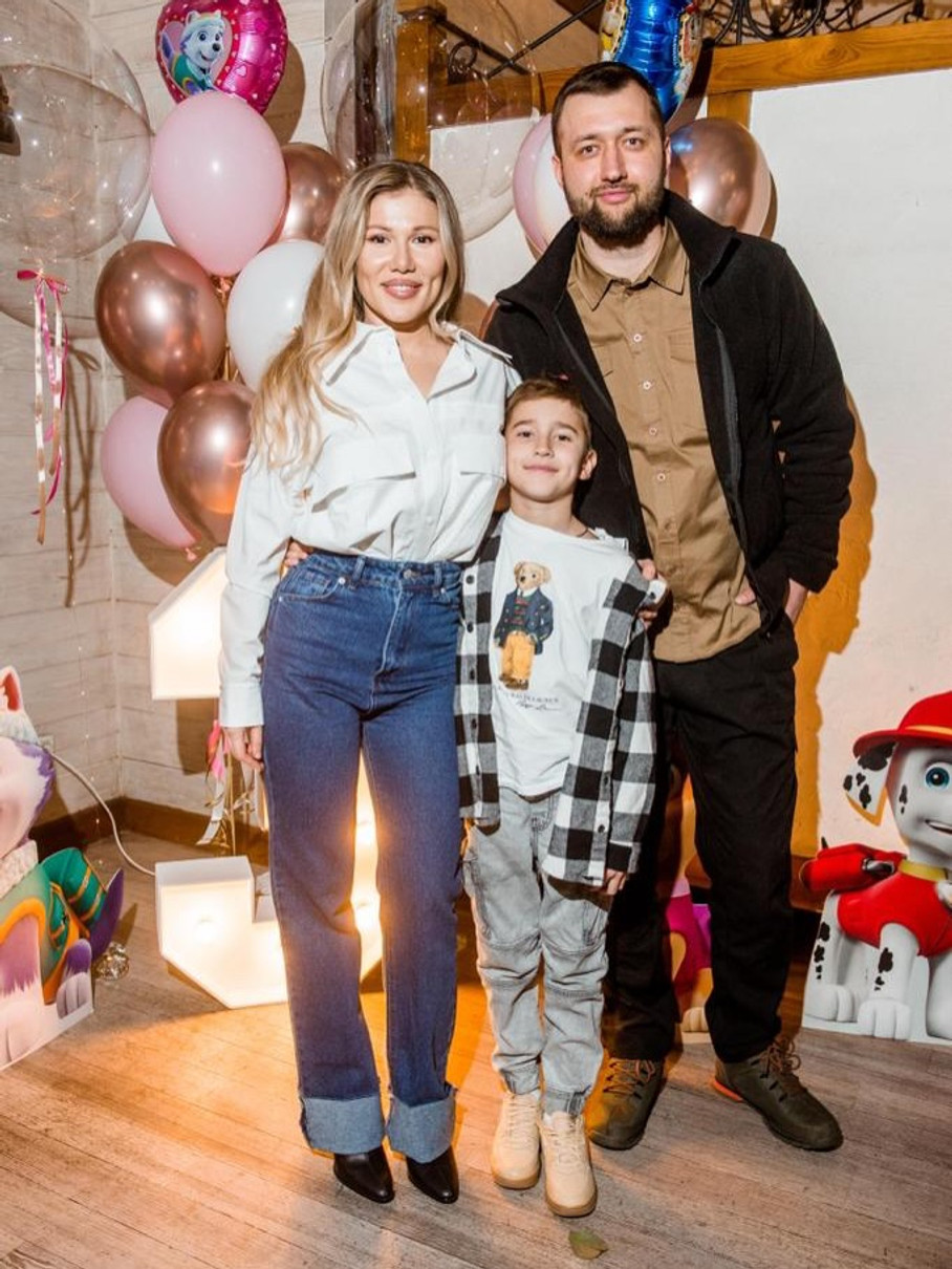 Альона Омаргалієва з сином і Тамерланом