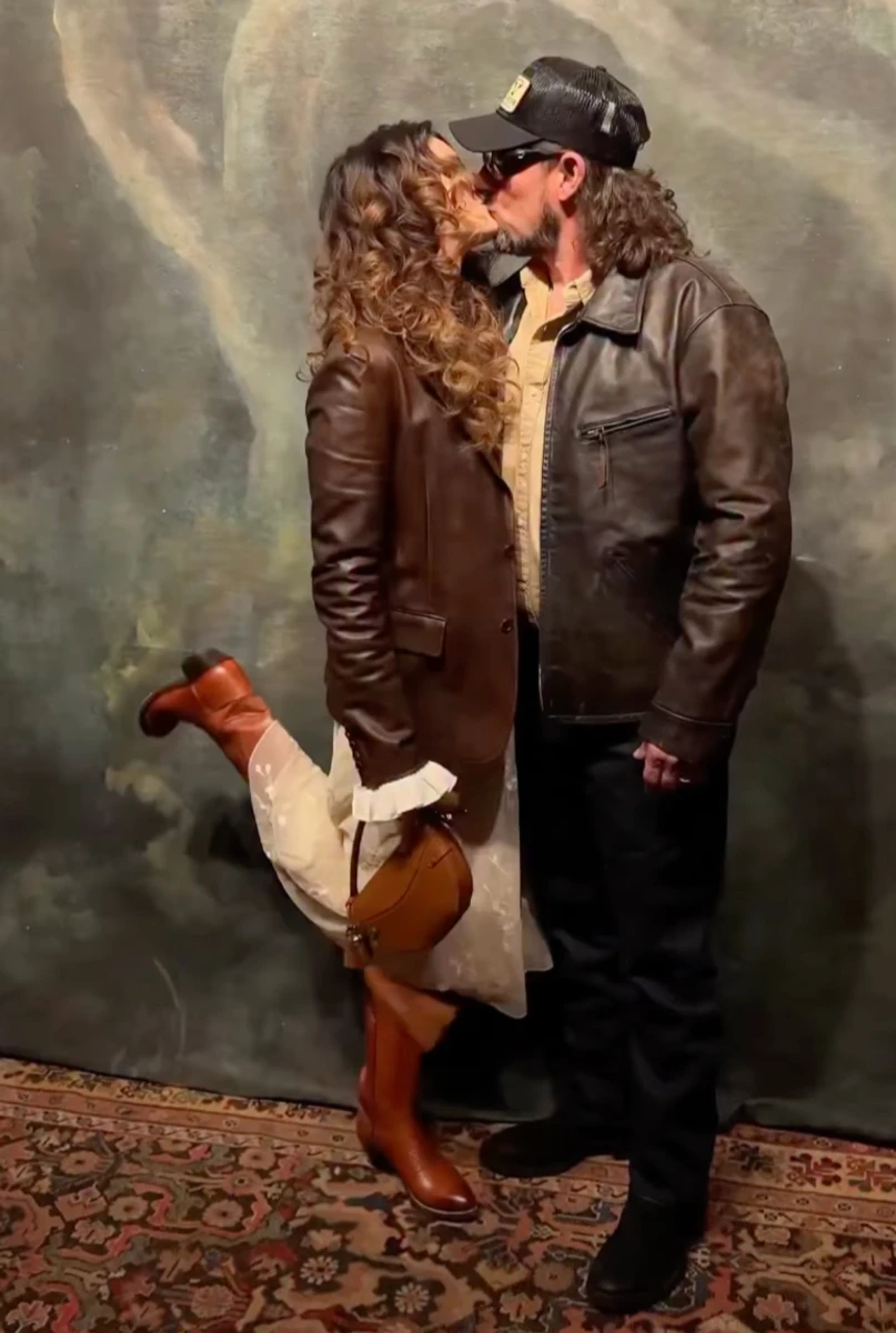 Лана Дель Рей поцілувала чоловіка на хіднику у Нью-Йорку