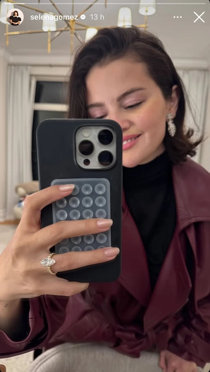 Обручка Селени Гомес