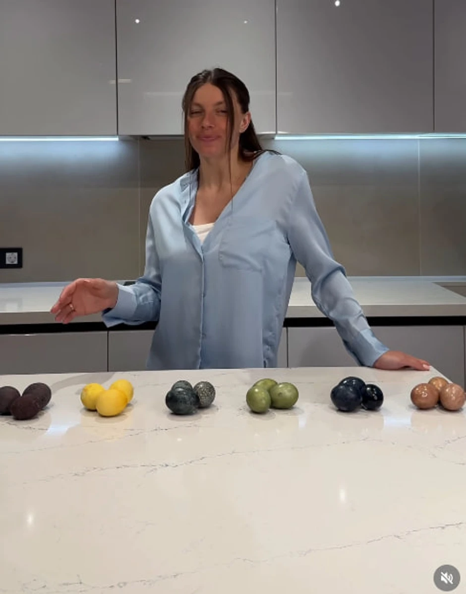 Марина Бех-Романчук показала, як робити крашанки з вина