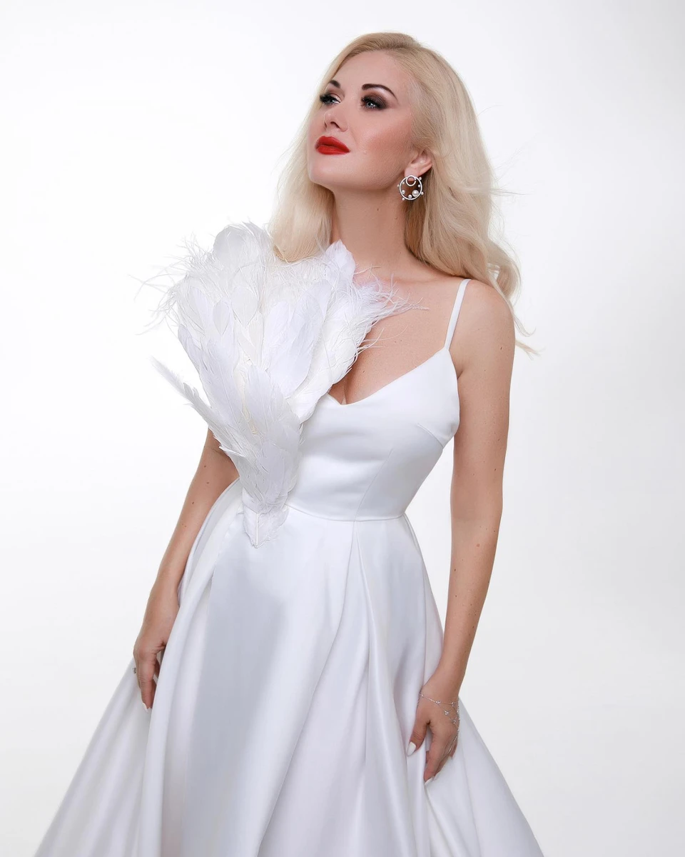 Розкішний образ співачка доповнила яскравим мейкапом